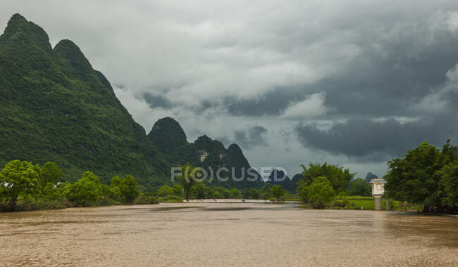 Karstberge und schöne Landschaften, Yangshuo County — Stockfoto