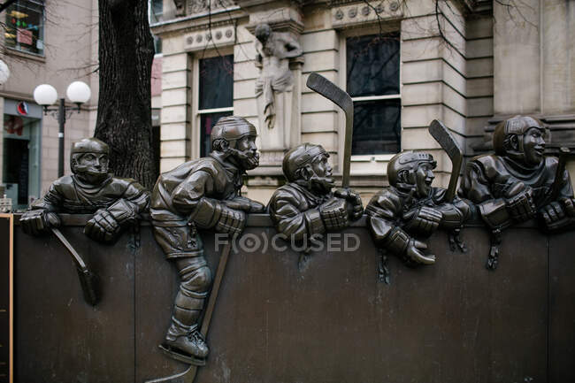 Statues à l'extérieur du Temple de la renommée du hockey à Toronto — Photo de stock