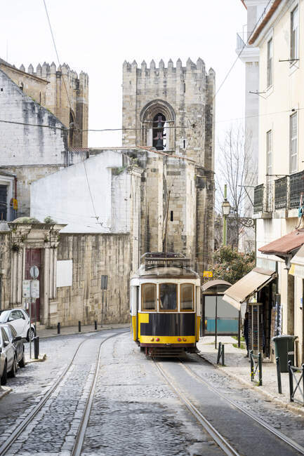 Blick auf die gelbe Straßenbahn in Lissabon — Stockfoto