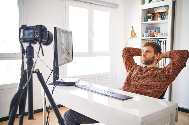 Jovem barbudo homem streaming online e vlogging — Fotografia de Stock