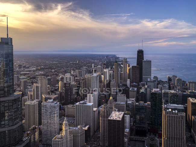 Blick aus der Vogelperspektive auf die Chicagoer Syline in der Dämmerung nach Süden. — Stockfoto