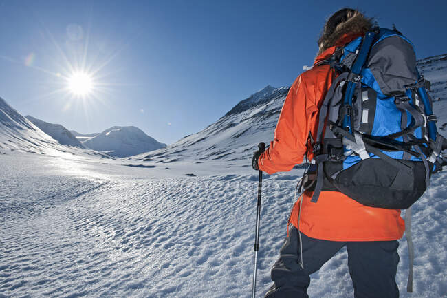 Femme randonnée dans les montagnes du nord de l'Islande en hiver — Photo de stock