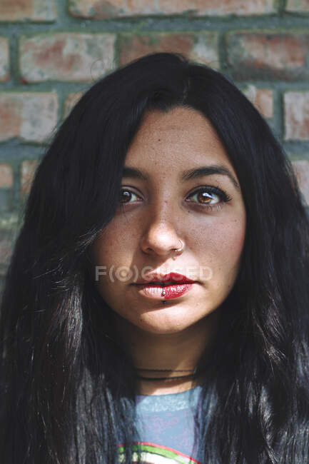 Eine schöne junge Frau mit schönen Augen und Make-up — Stockfoto