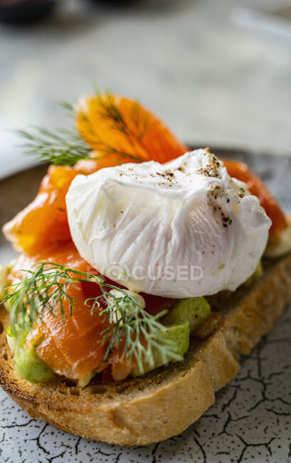 Bruschetta con salmone, limone e rosmarino su fondo ligneo. focus selettivo. — Foto stock
