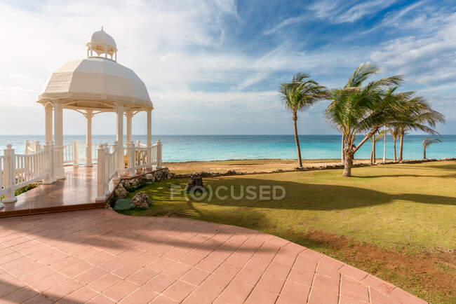 Gazebo in front of the beach in Varadero, Cuba — Stock Photo