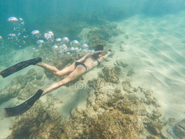 Chica de snorkel soplando burbujas en Puerto Rico - foto de stock