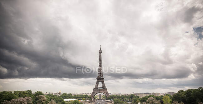 Eiffel Tower against dramatic sky — Stock Photo