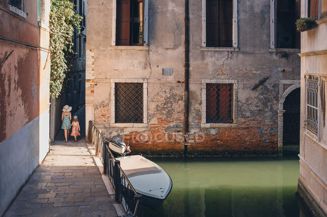 Mutter und Tochter spazieren an einem Kanal, Venedig Italien — Stockfoto