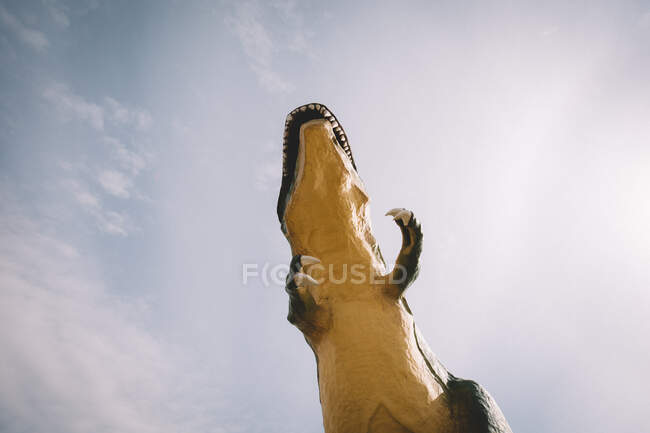 T-Rex нависает над головой зубами и когтями — стоковое фото