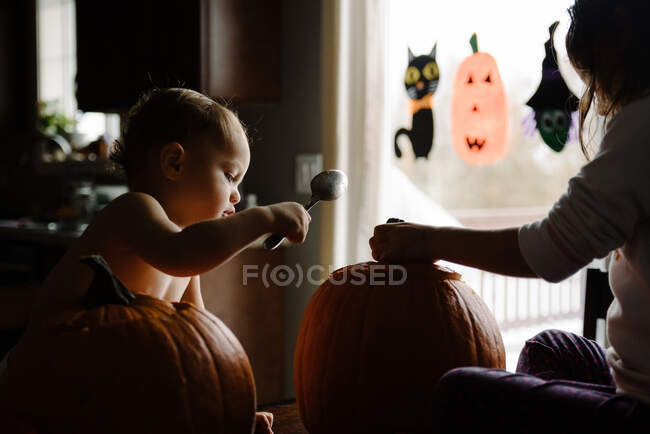 Dois filhos Abóbora escultura no dia das bruxas em sua casa — Fotografia de Stock