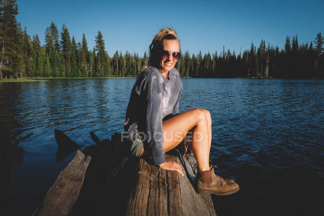 Жінка-блондинка відпочиває на озері Сьєрра в Каліфорнії. — стокове фото