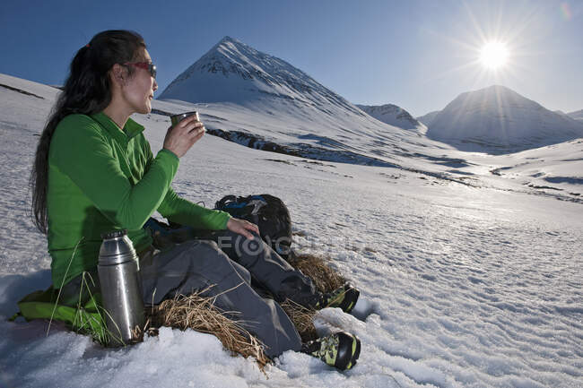 Mulher tendo coffee break enquanto caminhadas na Islândia — Fotografia de Stock