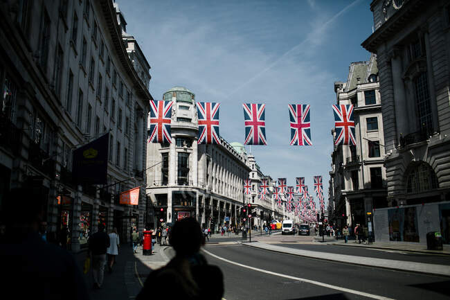 Street View em Londres Exibindo a bandeira britânica — Fotografia de Stock
