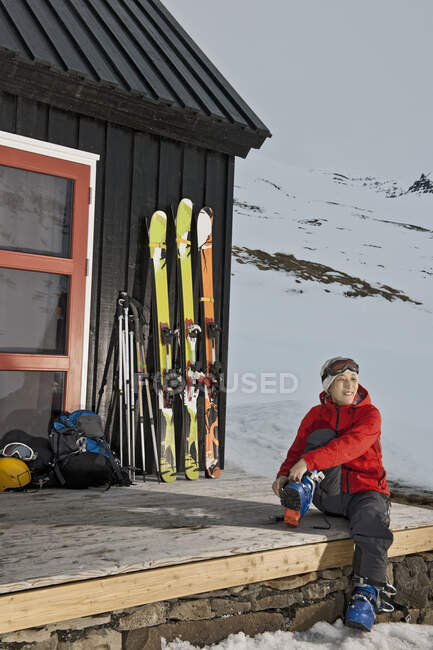 Mulher se preparando para passear de esqui na cabana de esqui na Islândia — Fotografia de Stock