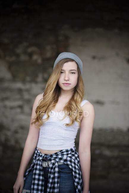Legal teen menina vestindo cinza cap no urbano cenário. — Fotografia de Stock