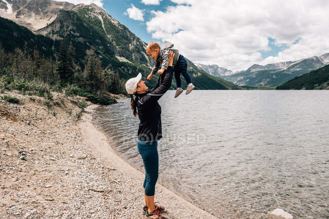 Mutter und Kleinkind lächeln sich bei einer Wanderung am Mystic Lake an — Stockfoto