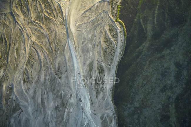 Vista dall'alto del grezzo letto arido del fiume situato vicino alla riva in campagna in estate — Foto stock