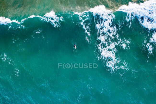 Surfermädchen im grünen Wasser von Puerto Rico — Stockfoto