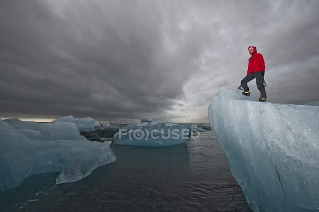 Femme escalade iceberg sur la côte sud de l'Islande en utilisant pic à glace — Photo de stock
