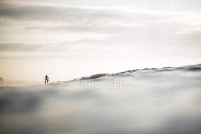 Surfer on the ocean beach, sport — Stock Photo