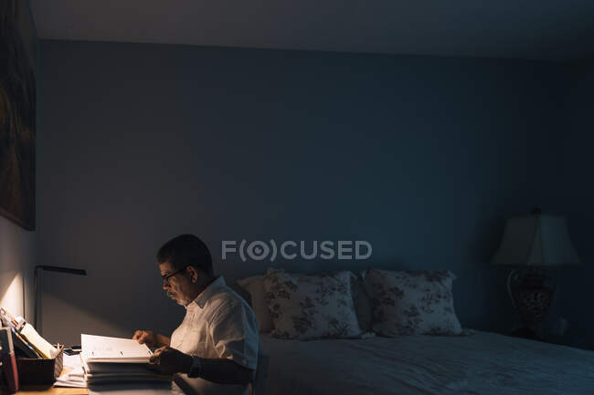 Homem de negócios trabalhando em casa fazendo algum trabalho de papel — Fotografia de Stock
