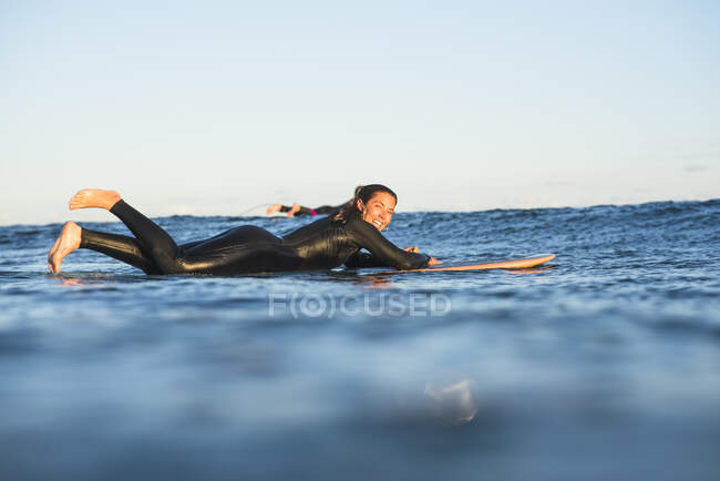 Surfer on the ocean beach, sport — Stock Photo
