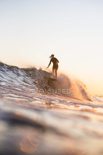 Surfista na praia do oceano, esporte — Fotografia de Stock