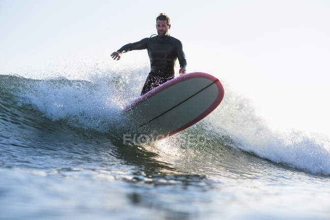 Серфер на океанському пляжі, спорт — стокове фото