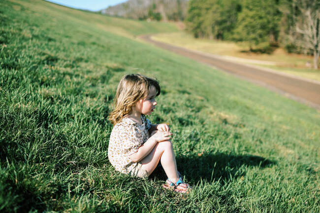 Маленькая девочка сидит на дамбе в Новой Англии — стоковое фото