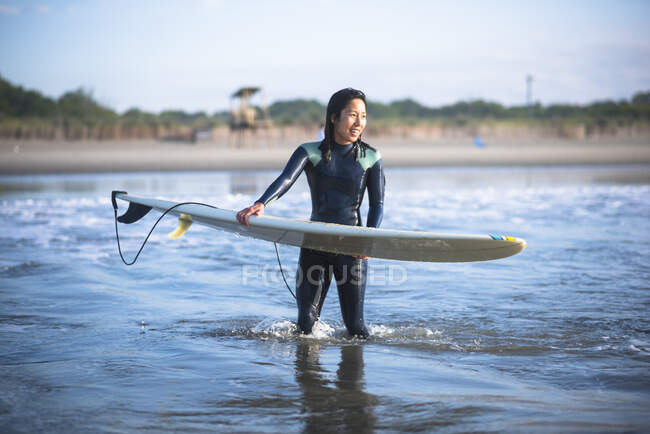 Surfista sulla spiaggia dell'oceano, sport — Foto stock