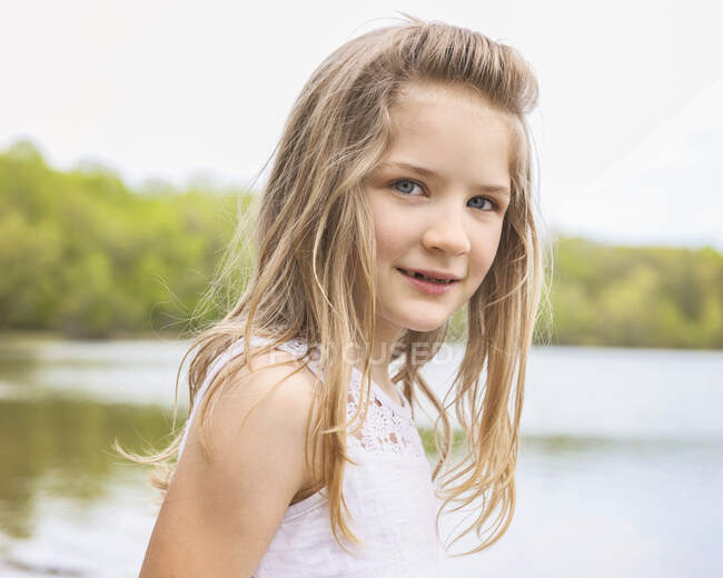 Jeune fille blonde près d'un lac — Photo de stock