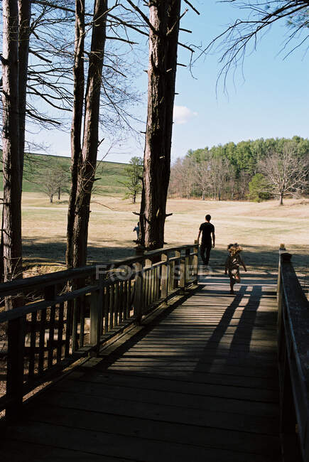 Une petite fille et son père lors d'une randonnée dans l'ouest du Massachusetts — Photo de stock