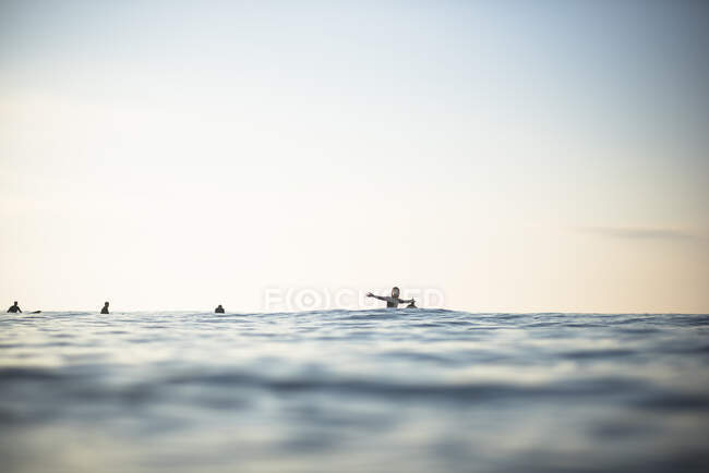 Asiatique femme avoir amusant dans surf line-up sur un tôt matin d'été — Photo de stock