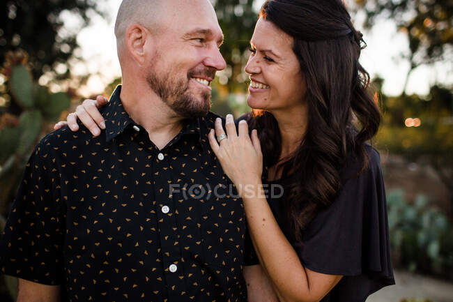 Glücklicher Mann und Frau posiert im Freien — Stockfoto