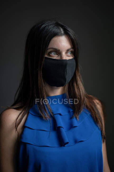Ritratto interiore di una attraente donna caucasica che indossa una maschera — Foto stock