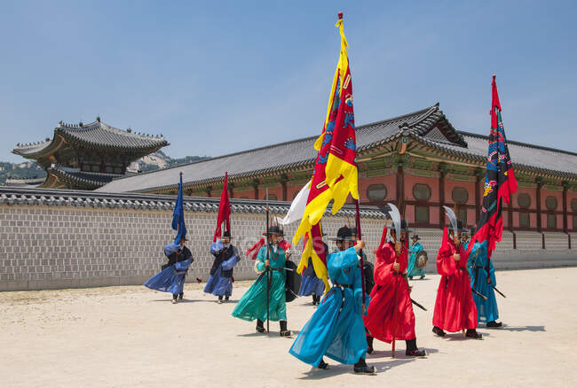 Зміна церемонії варти в палаці Кьонгбок у Сеулі. — стокове фото