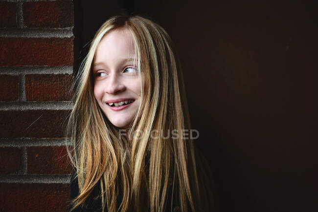 Bella ragazza tween con lunghi capelli biondi sorridenti. — Foto stock