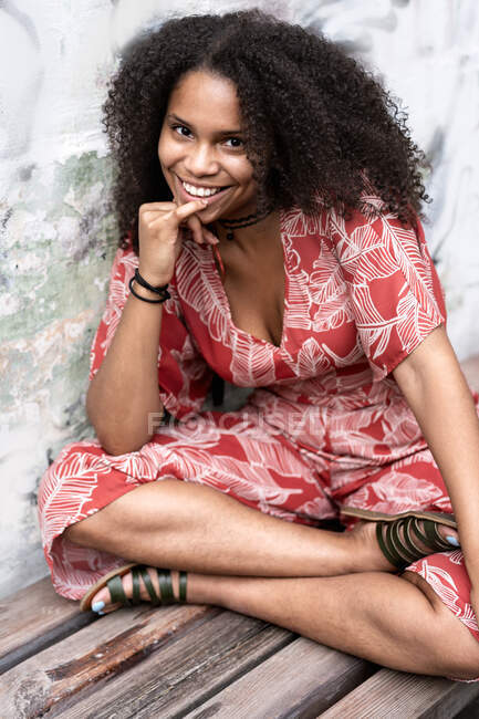 Porträt einer Afroamerikanerin mit lockigem Haar, in — Stockfoto