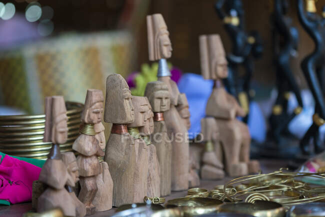Holzfiguren, die Kayan-Frauen darstellen, in der Nähe von Loikaw, Myanmar — Stockfoto
