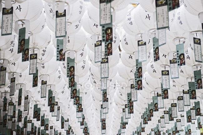 Linternas en el templo de Bukhansan en Seúl - foto de stock