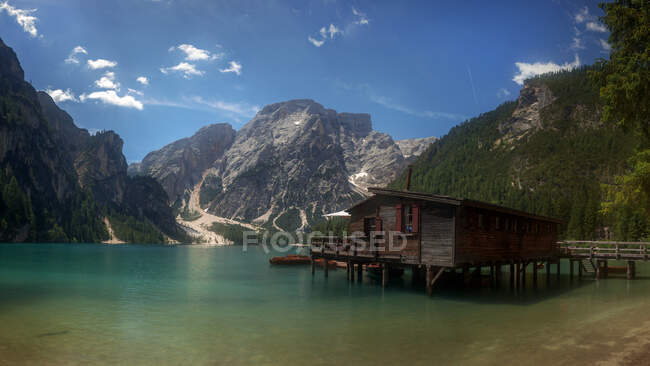 Lago Braies é um lago nas Dolomitas Prags no Tirol do Sul, — Fotografia de Stock