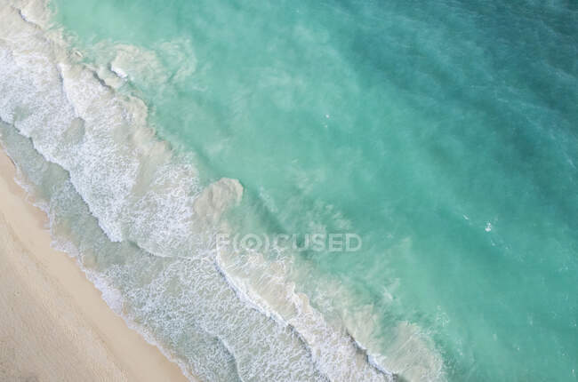 Bela praia tropical com ondas do mar — Fotografia de Stock