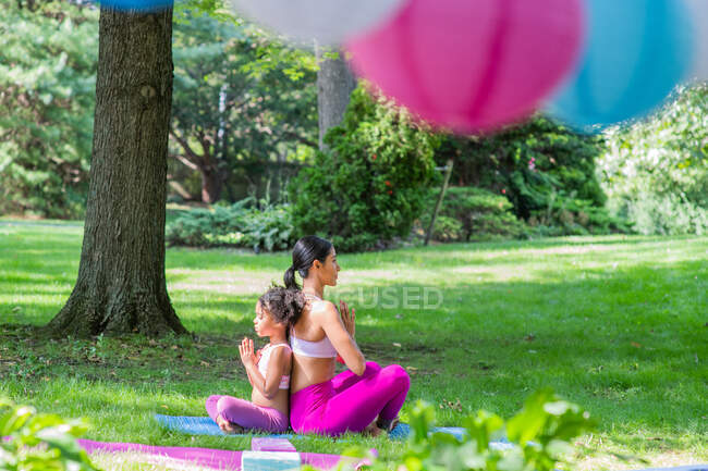 Mère et fille faisant du yoga — Photo de stock