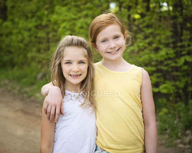 Dos chicas jóvenes explorando fuera - foto de stock