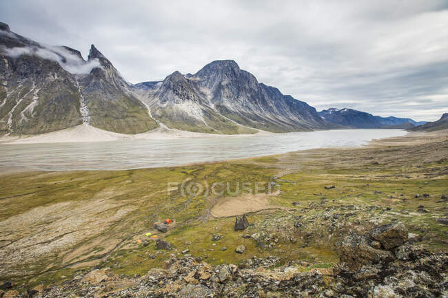 Hermoso paisaje de las montañas en el fondo de la naturaleza - foto de stock