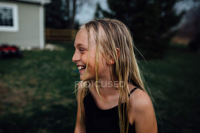Молода дівчина сміється з мокрим волоссям — стокове фото