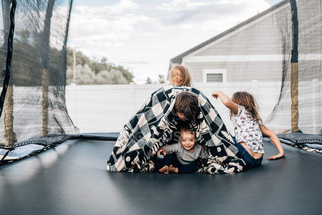 Vater spielt im Sommer mit seinen Kindern im Hinterhof — Stockfoto