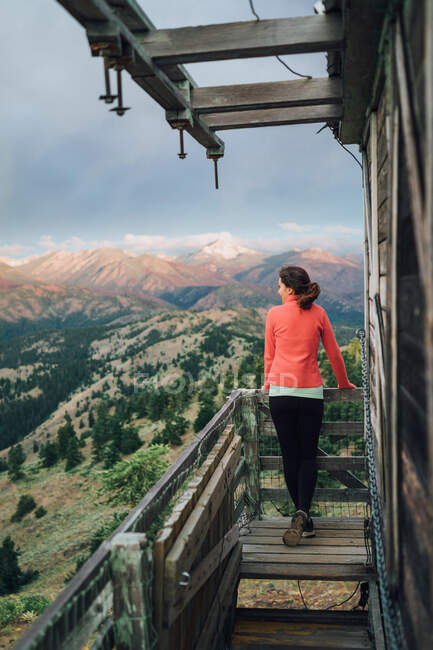 Young adventurer watching sunrise on top of fire lookout in Washington — Stock Photo