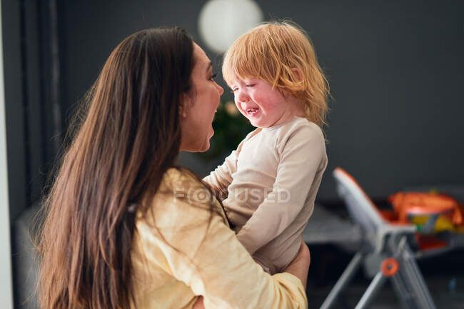Woman trying to calm her son who is crying — Stock Photo