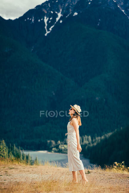 Une jeune femme excitée explore le parc national des Cascades du Nord — Photo de stock